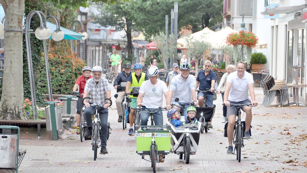 Fahrradfahren in der Fußgängerzone geht nur zu bestimmten Zeiten. Aber auf anderen Straßen in der Leeraner Innenstadt sollen die Bedingungen für Radler besser werden, fordern die Grünen. Foto: Wolters/Archiv