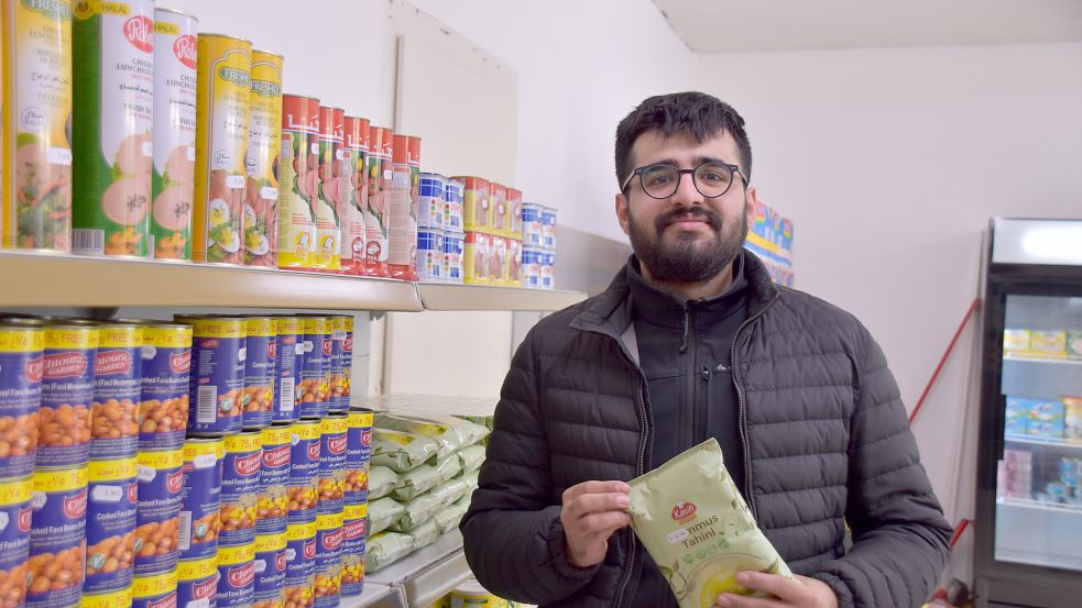 Diljer Youssef hat inzwischen die Regale in seinem Geschäft eingeräumt. Foto: Wehry