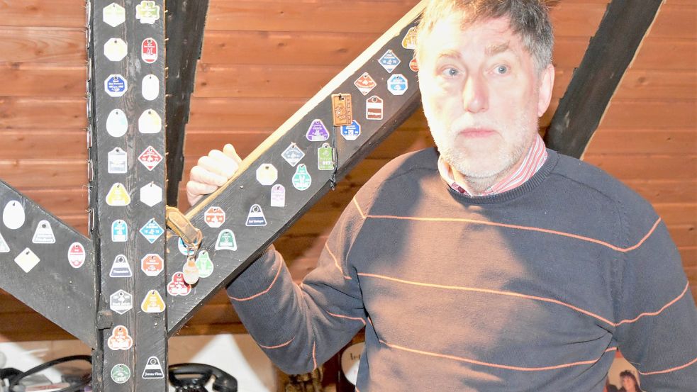 Besitzt über 15.000 Hundemarken: Seine ersten gesammelten Stücke hat Holger Pekeler an den Balken seines Zimmers verewigt. Fotos: Hahn