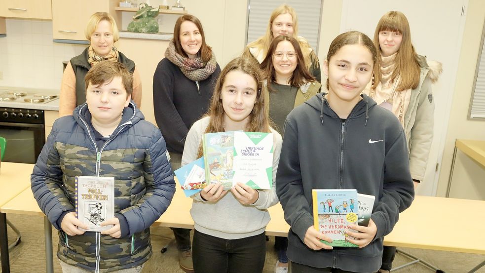 Die erfolgreichen Leser mit Jury (vorne, von links): Roman Mehlmann, Christin Hillebrand, Amine Nasa, (hintere Reihe, von links): Simone Petzold, Nadine Alde, Sinah Bünning, Fiona Kirsch, Jana Niemeyer. Foto: Passmann