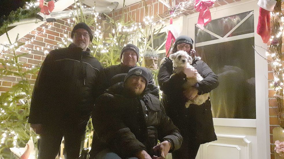 Mathias und Silvia Letas, Tochter Julia mit Hund Buddy sowie Sohn Christian Letas (vorn) genießen den Weihnachtsschmuck.