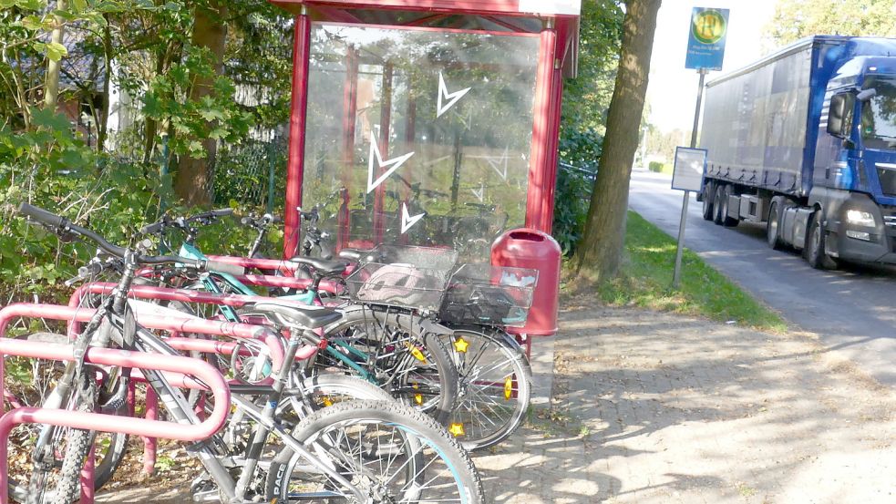 An der Papenburger Straße soll eine Bushaltestelle so umgebaut werden, dass vor allem die Schüler dort sicherer an der viel befahrenen Straße stehen können. Archivfoto: Wieking
