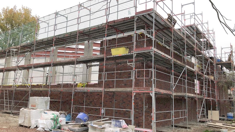 Die Mitglieder des Verwaltungsausschusses haben allein drei Auftragsvergaben für die im Bau befindliche neue Turnhalle in Völlenerfehn beschlossen. Foto: Ammermann