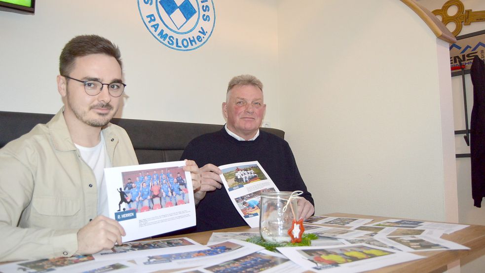 Marcel Bümmerstede (links) ist gerade dabei. die Chronik aus Anlass des 75-jährigen Vereinsjubiläums des SV Blau-Weiß Ramsloh zu erstellen. Vereinsvorsitzender Josef Kramer (rechts) konnte bereits einen Einblick in die bereits fertiggestellten Unterlagen nehmen. Foto: Weers