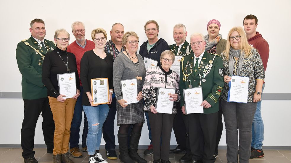 Die geehrten Mitglieder (von links): Sven Lühring (1. Vorsitzender), Claudia Höfer, Wilfried Steenblock, Annika Stumpe, Michael Hanneken, Anneliese Steenblock, Peter Goßling, Erna Müsker, Wilfried Lühring, Wilfried „Piet“ Hanneken, Sandra Hoek, Marina Riedel und Dirk Hoek. Foto: Schützenverein Holterfehn