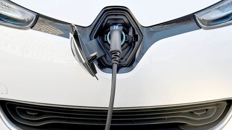 Ab Februar wird es kostspieliger: Ein Elektroauto wird an einer Ladesäule aufgeladen. Foto: Rehder/dpa