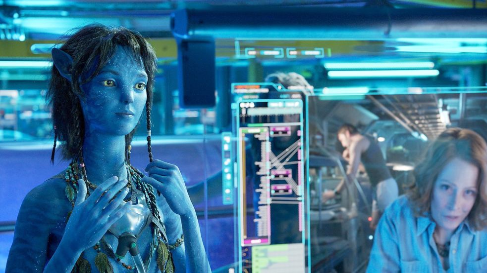 Avatar 2: In dieser Szene ist Sigourney Weaver zweimal zu sehen - als Alien-Teenager Kiri und als Grace Augustine. Foto: 20th Century Studios