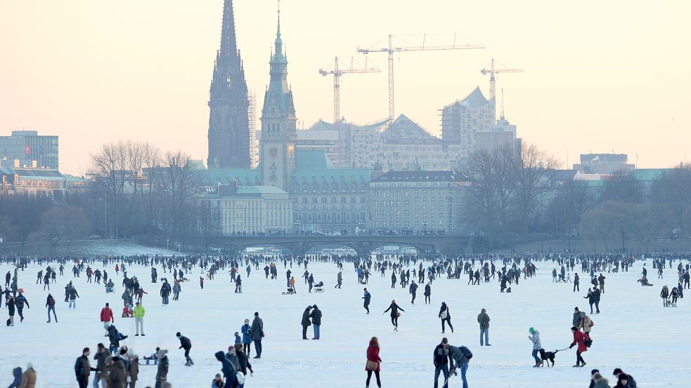2012 durfte das letzte Mal das Alstereis betreten werden. Rund eine Million Menschen kamen für das seltene Naturspektakel nach Hamburg. Foto: dpa/Marcus Brandt