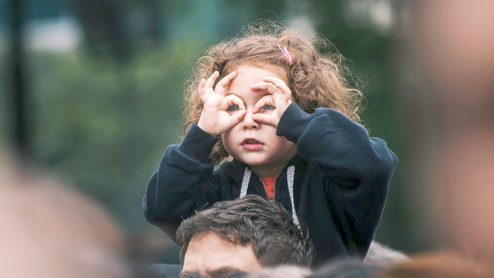 Kinder schauen ganz genau hin - und übernehmen so bereits viele Werte ihrer Eltern. Foto: Unsplash/Edi Libedinsky