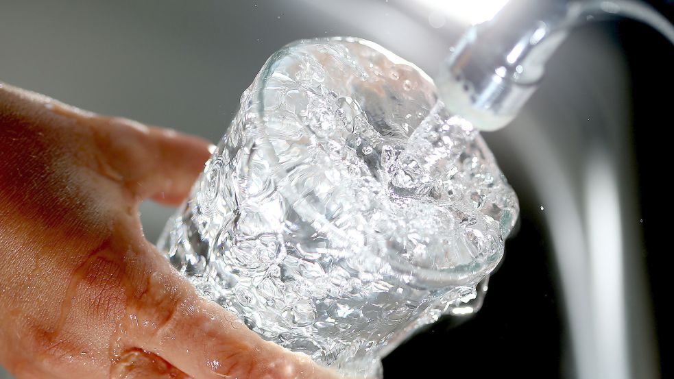 Trinkwasser wird teurer: Ab 1. Januar zahlen die Kunden des Oldenburgisch-Ostfriesischen Wasserverbands OOWV 20 Cent mehr pro Kubikmeter. Der Preis steigt von bisher 98 Cent auf 1,18 Euro - inklusive Mehrwertsteuer. Foto: DPA