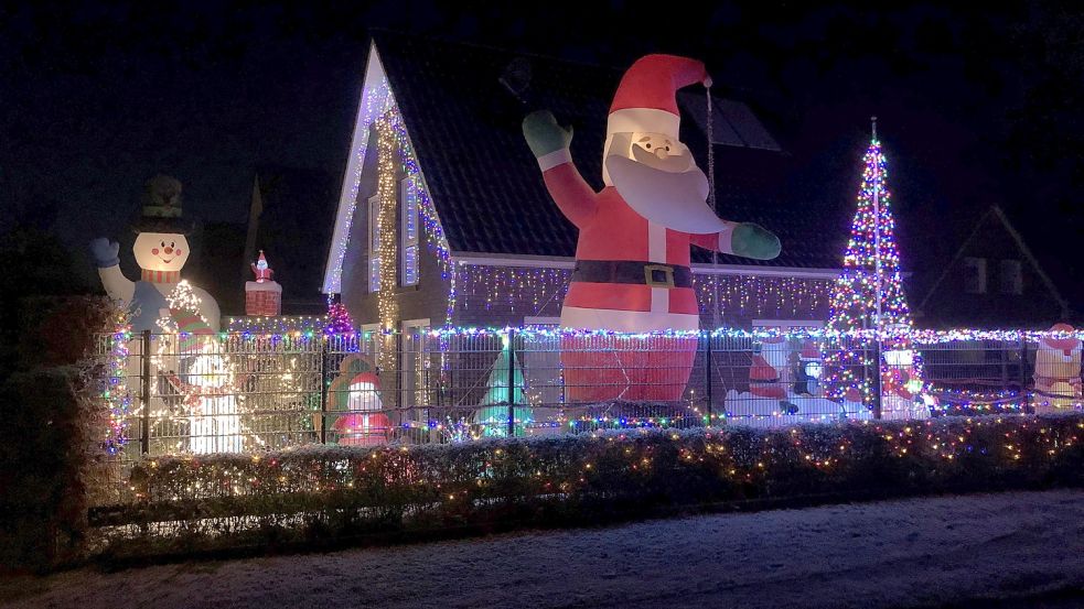 Das weihnachtlich dekorierte Haus mit seinen Tausenden Lichtern, den vielen weihnachtlichen Figuren und dem mitten im Vorgarten stehenden sechs Meter hohen aufblasbaren Weihnachtsmann an der Hauptstraße in Völlenerfehn zieht die Blicke auf sich. Foto: Ammermann