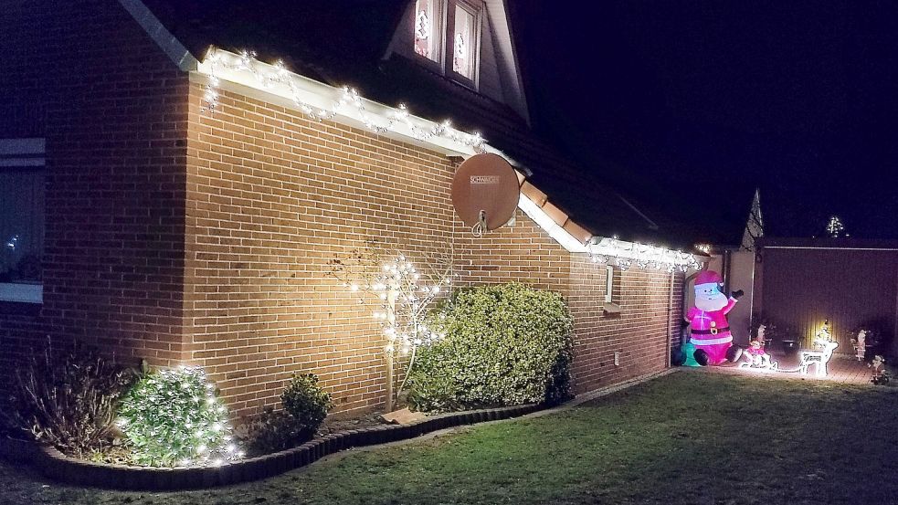 Auch dieses Haus in der Ringstraße in Steenfelde ist weihnachtlich geschmückt worden – mit Weihnachtsmann, Rentier mit Schlitten und mit vielen weiteren Lichtern an der Regenrinne und an den Büschen. Foto: Privat