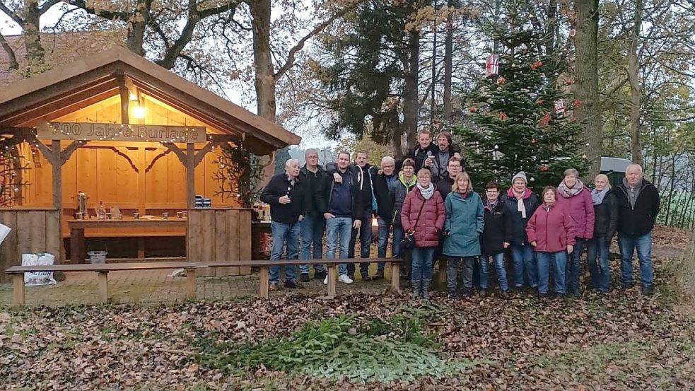 Am 1. Adventssonntag haben einige Nachbarschaften in der Ortschaft Burlage Weihnachtsbäume aufgestellt. Das Bild zeigt Bewohner der Forststraße. Die festliche Dekoration wurde mit einem Glühweintrinken abgerundet. Foto: Privat