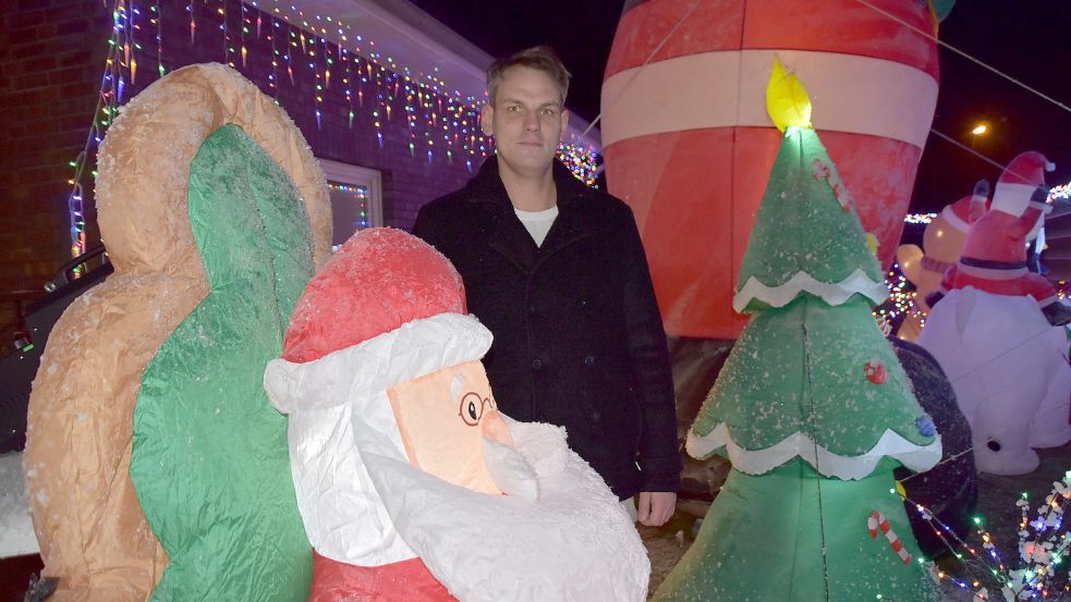 Benjamin Schröder-Schröder mitten in seinem weihnachtlich geschmückten Garten an der Hauptstraße in Völlenerfehn. Foto: Ammermann