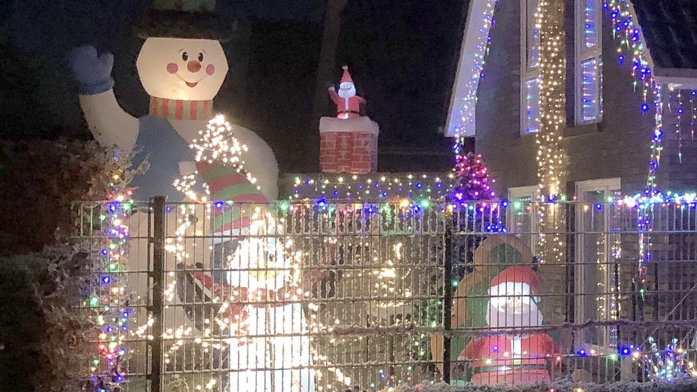 Wer sich den weihnachtlich geschmückten Garten in Völlenerfehn genau anschaut, der entdeckt viele leuchtende Dekoartikel. Foto: Ammermann