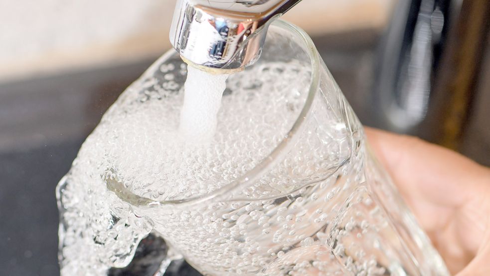 Ab Januar ein Fünftel teurer als jetzt: Trinkwasser aus der Region. Foto: Pleul/dpa