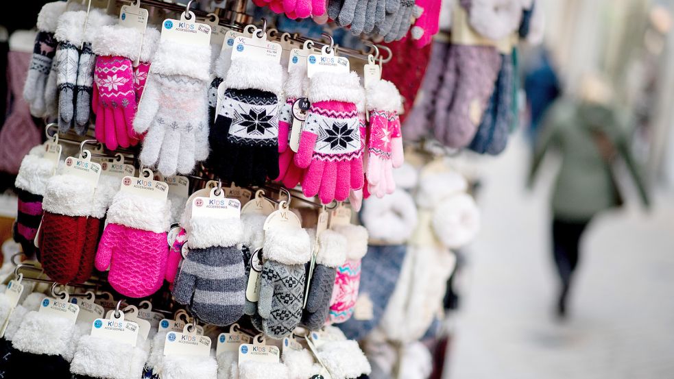 Es sind eisige Tage aktuell in Deutschland: Handschuhe tragen ist derzeit ein Muss. Foto: dpa/Hauke-Christian Dittrich