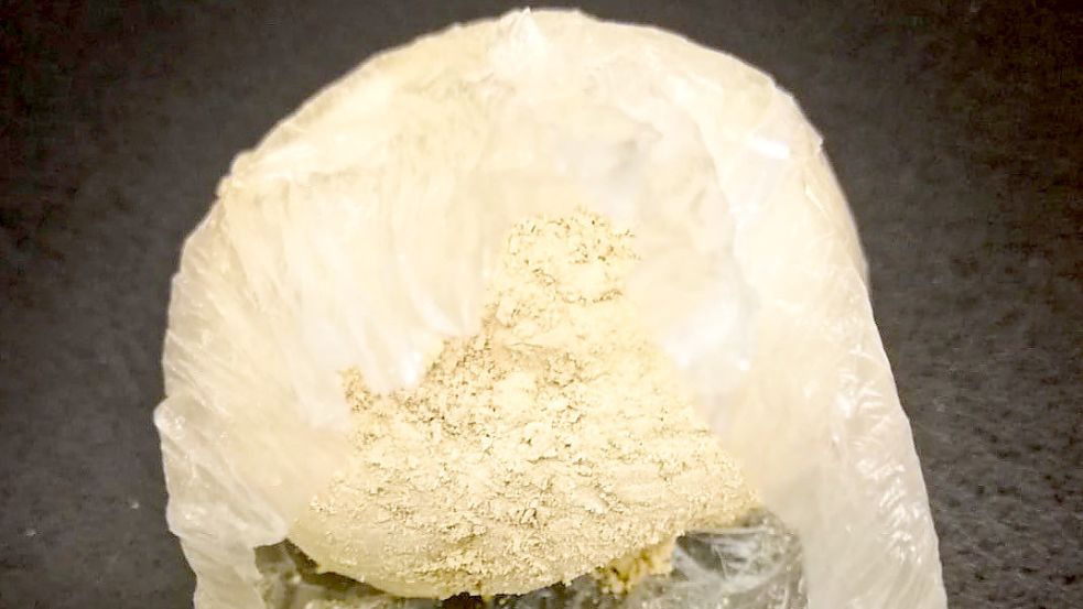 Dieser Klumpen Heroin steckte im Darm des Mannes, der in Weener erwischt wurde. Foto: Zoll