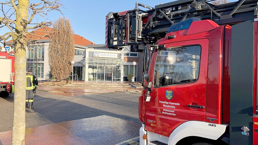 Auch die Drehleiter war zur Volksbank ausgerückt. Zum Glück stellte sich schnell heraus, dass es ein Fehlalarm gewesen war. Foto: Ammermann