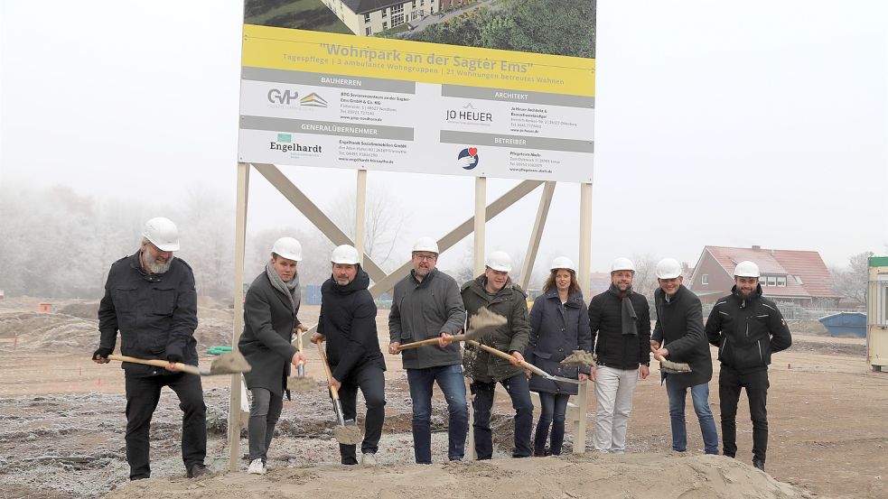 Erster Spatenstich für den „Wohnpark an der Sagter-Ems“ in Scharrel. Foto: Passmann