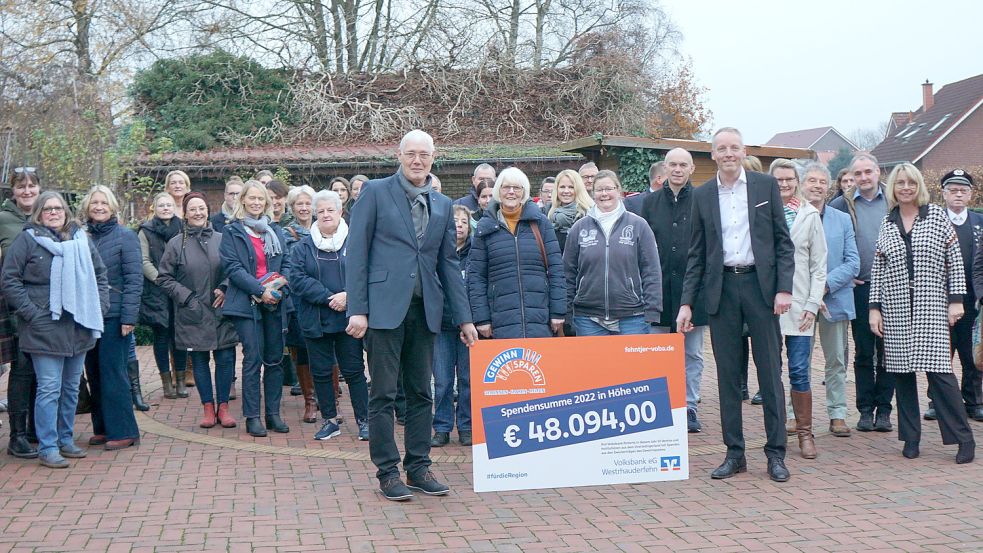 Rund 50 Menschen waren bei der Spendenübergabe am Donnerstag im Fehntjer Forum. Foto: Hagewiesche