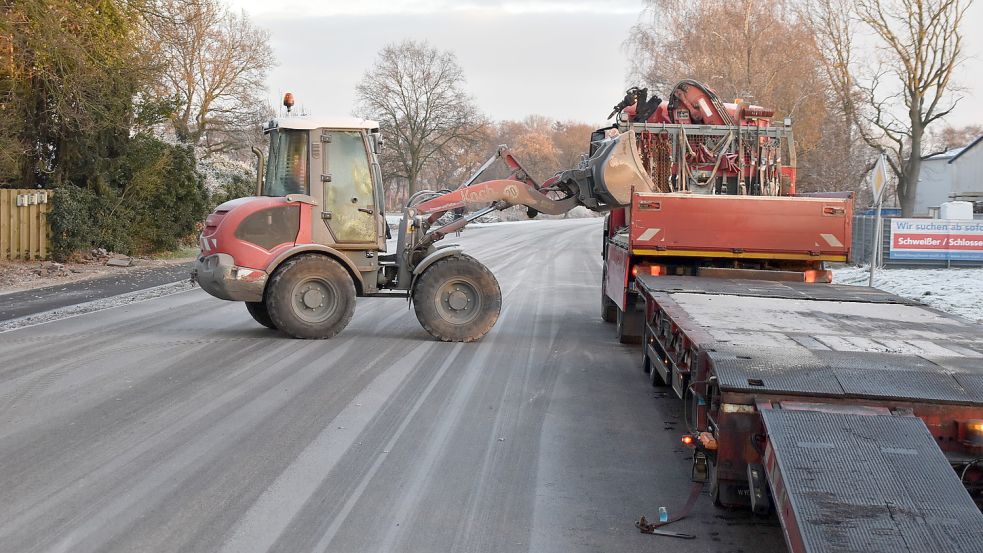 Wegen des Frostes kann die Sanierung der Bundesstraße 70 zwischen Großwolde und Papenburg aktuell nicht fortgesetzt werden. Die Arbeiten wurden am Mittwoch eingestellt. An diesem Donnerstagmorgen wurden nur Materialien abtransportiert. Foto: Ammermann