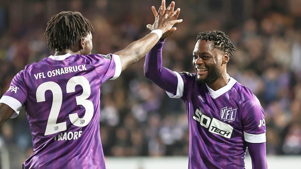 Teamplayer: Ba-Muaka Simakala jubelt mit Omar Traore. Foto: imago/PaetzelPress