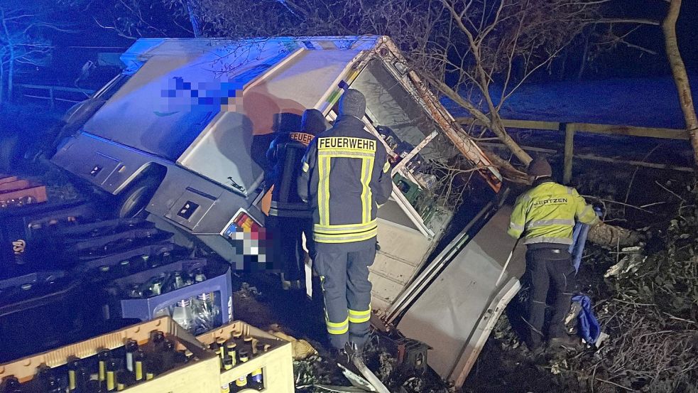 Ein mit Getränkekisten beladener Kleinlaster landete am Donnerstagnachmittag in Burlage im Graben. Er muss nun geborgen werden. Foto: Feuerwehr