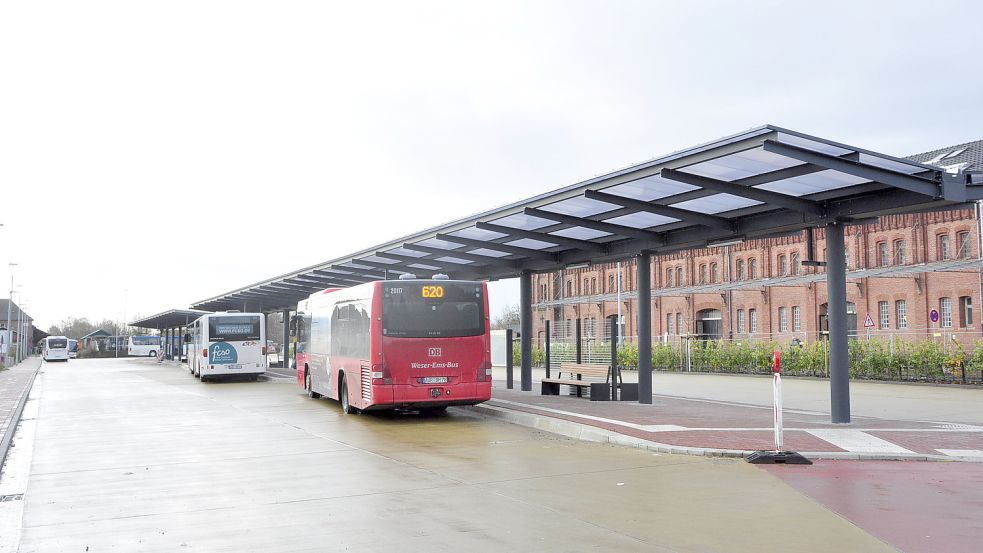 Der neugestaltete Leeraner ZOB wird von den Bussen bereits genutzt. Foto: Wolters