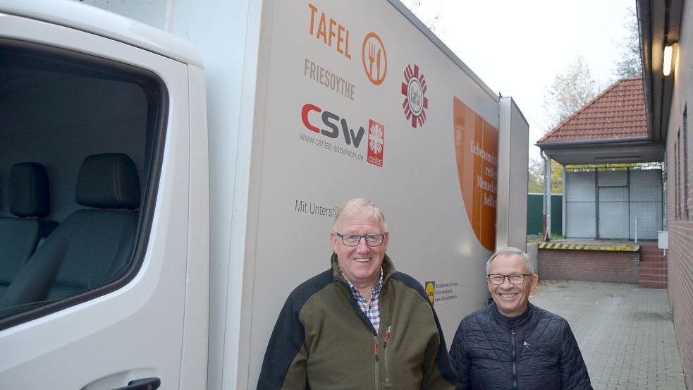 Günter Stammermann (links) und Josef Trenkamp aus Markhausen sammeln für die Friesoyther Tafel CarLa von den Supermärkten Lebensmittel ein, die noch gut sind, aber nicht mehr im Handel angeboten werden. Hier sind sie gerade beim Netto-Markt in Ramsloh angekommen. Fotos: Fertig