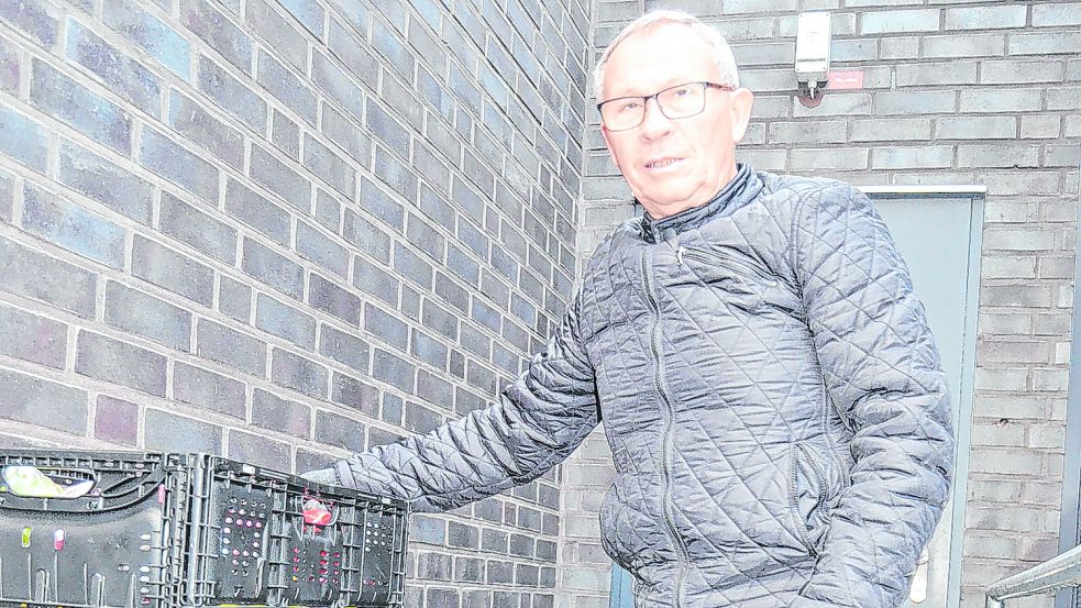 Beim Aldi-Markt in Ramsloh finden die Fahrer der Friesoyther Tafel gleich sechs Kisten, überwiegend mit Obst und Gemüse, vor. Josef Trenkamp sortiert sie vor.