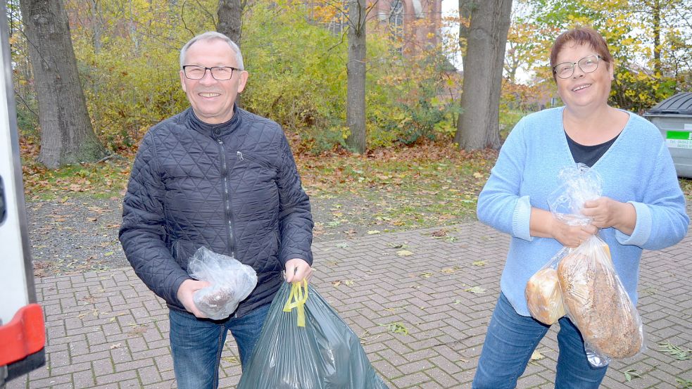 Maria Kordes von der Bäckerei Kordes in Strücklingen drückt Josef Trenkamp die eingetüteten Brote und Brötchen draußen selbst in die Hand. So hat es ihre im Sommer verstorbene Schwiegermutter Rita Kordes bei den Tafel-Sammlern auch immer gehalten.