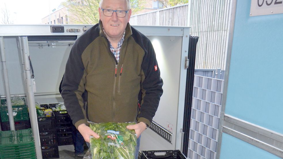 Bei Lidl in Barßel, der täglich Waren abgibt, findet Günter Stammermann diesmal neben Gemüse sogar Blumen im Angebot.