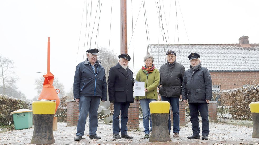 Beim Schiffsmast vor dem Fehnhaus des Moor- und Fehnmuseums Elisabethfehn wurden die Schenkungsurkunde überreicht (von links): Heino Cramer, Egon Buß, Antje Hoffmann, Hans Eveslage und Hermann Eberlei. Foto: Passmann