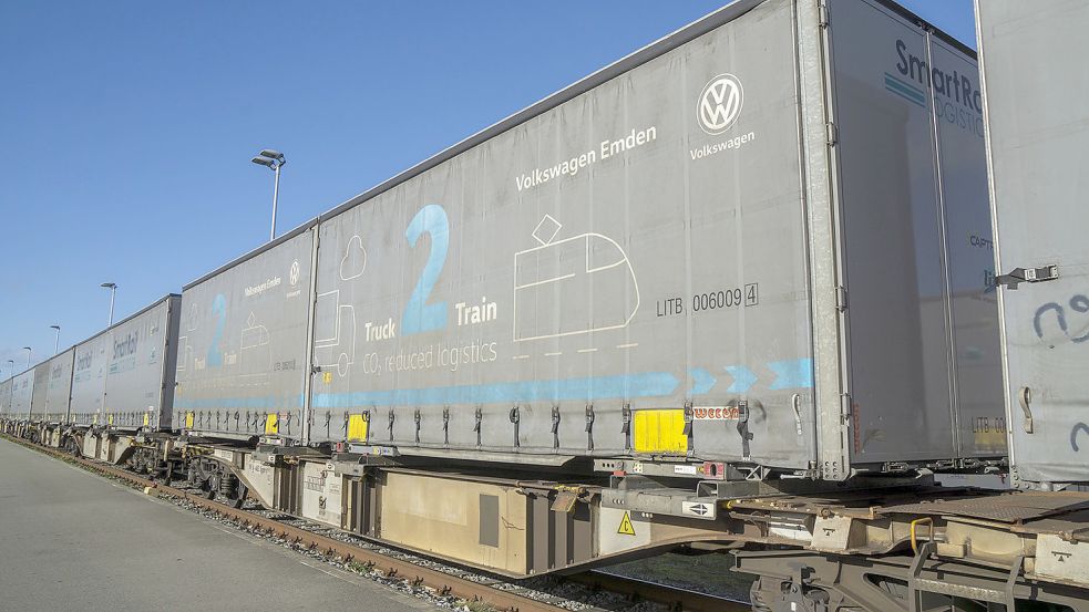 Das sogenannte rollende Lager auf der Schiene spart Lagerkapazität im VW-Werk. Foto: Volkswagen Emden