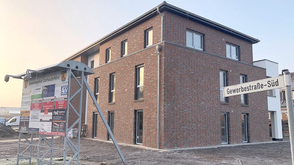 Acht Wohnungen entstehen in diesem Haus, das direkt an der Ecke Hauptstraße/Gewerbestraße-Süd errichtet wird.