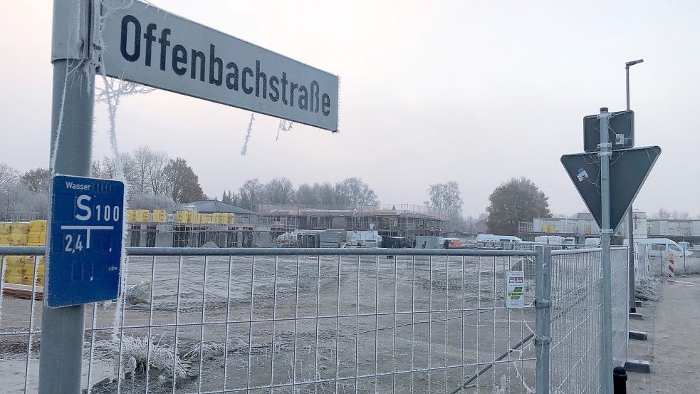 Auf dieser Fläche gegenüber der Sparkasse (Ecke Hauptstraße/Offenbachstraße) hat Horn damit begonnen, insgesamt sieben Mehrfamilienhäuser zu bauen.