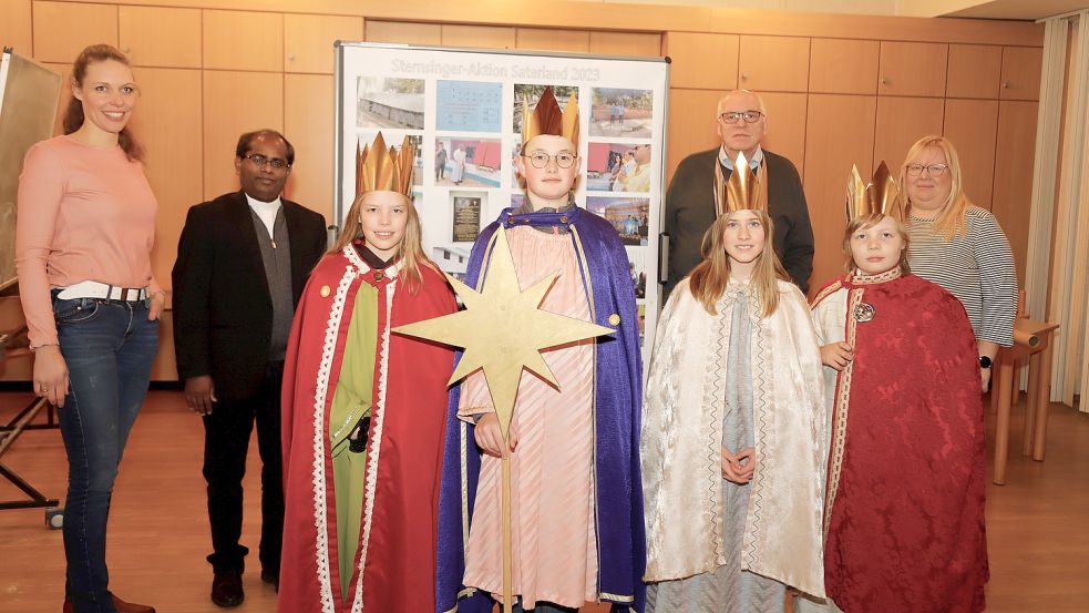 Freuen sich, dass die Sternsinger im Saterland wieder von Haus zu Haus ziehen können (von links) Judith Slawinski-Nagel, Pfarrer Asir Rajendran, Ina Nagel, Willem Dumstorf, Charlotte Knagge, Georg Pugge, Jannis Nagel, Elke Schulte. Foto: Passmann