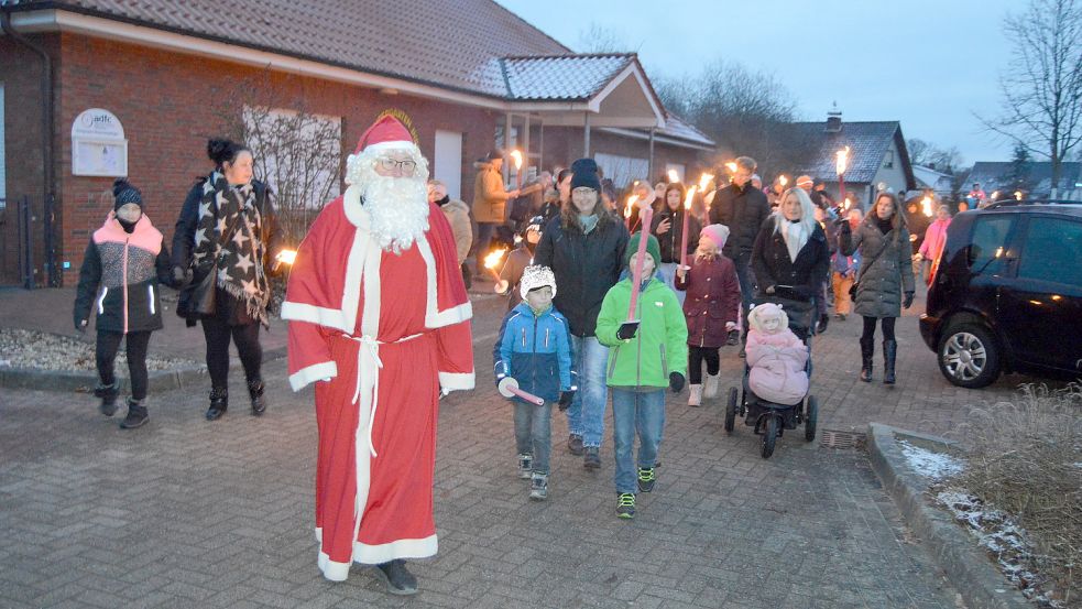 Der Weihnachtsmann führte den Fackelumzug an. Foto: Weers
