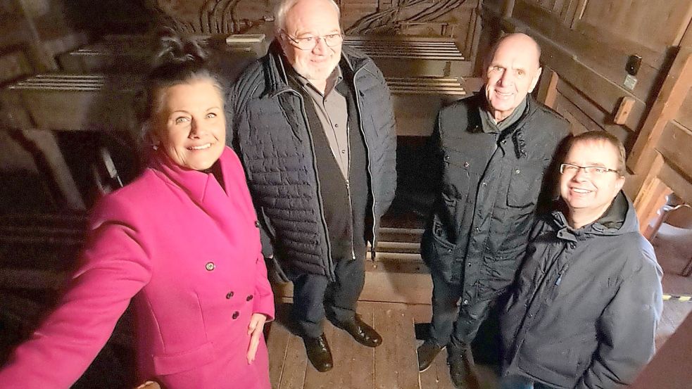 Die Heseler CDU-Bundestagsabgeordnete Gitta Connemann (von links) besuchte mit den Ostrhauderfehner CDU-Politikern Günter Lüken und Burchard Esders den Ostrhauderfehner Pastor Holger Rieken, der über die Orgelsanierung informierte. Foto: CDU