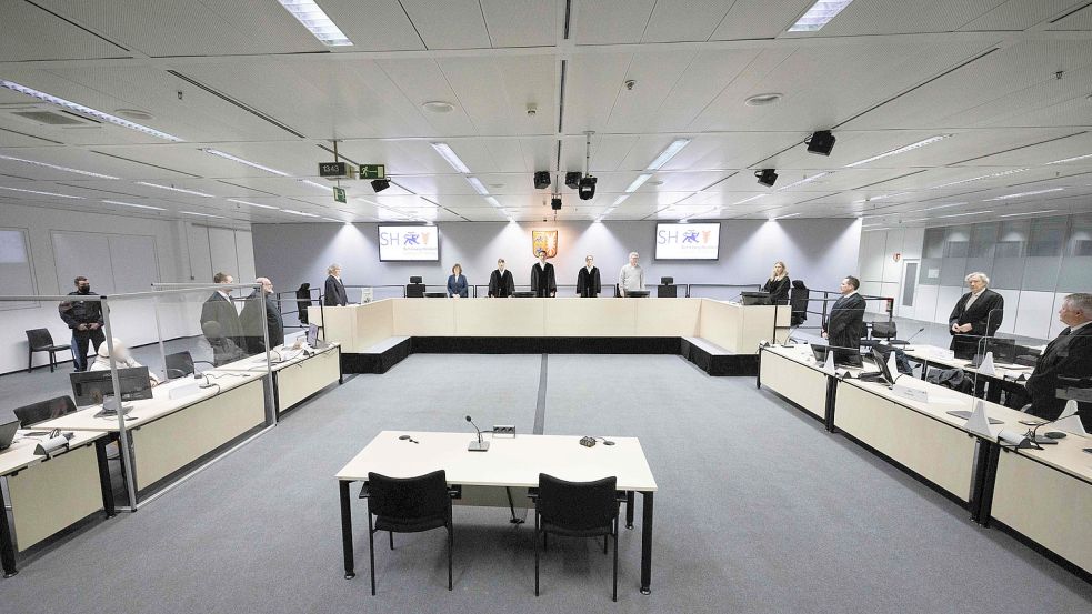 Das Urteil im Prozess gegen die frühere Sekretärin im KZ Stutthof wurde nach 41 Verhandlungstagen gesprochen. Links: Die Angeklagte Irmgard F. Foto: Christian Charisius