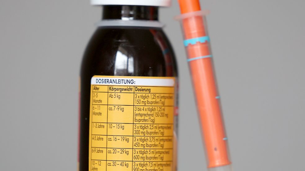 Fiebersaft mit dem Wirkstoff Ibuprofen: Angesichts der Engpässe von bestimmten Medikamenten klagt die Präsidentin der Bundesvereinigung Deutscher Apothekerverbände über unnötige Bürokratie. Foto: Carstensen / DPA