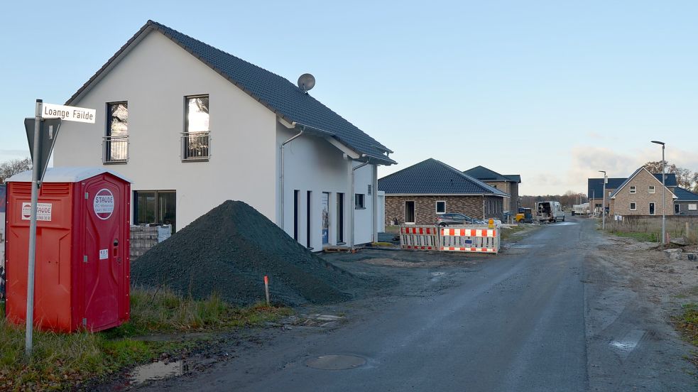 Rege Bautätigkeit herrscht im Baugebiet Loange Fäilde nördlich des Utender Kanals in Strücklingen. Auf einem Grundstück der Gemeinde Saterland sollten dort Mobilheime für Geflüchtete aufgestellt werden. Foto: Fertig