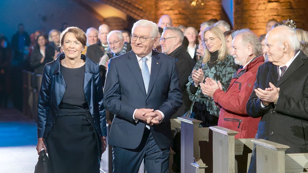 Bundespräsident Frank-Walter Steinmeier und Elke Büdenbender haben in diesem Jahr nach Flensburg in die Kirche St. Nikolai eingeladen zur Weihnachtssendung. Foto: Marcus Dewanger