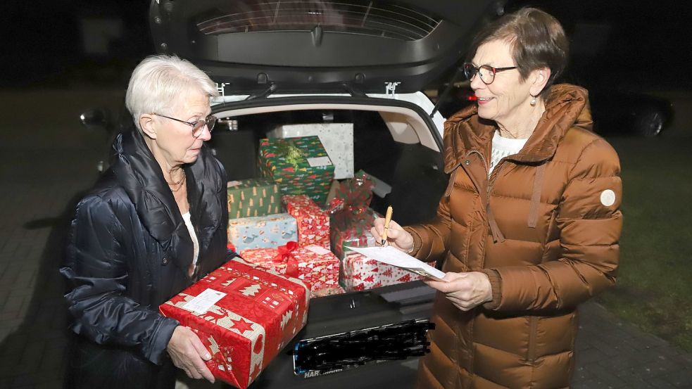 Von Herzen hat Ursula Bollenhoff (links) aus Strücklingen ihr Weihnachtspaket für die Tafel gepackt, das Rosa Strohschnieder entgegennahm. Foto: Passmann