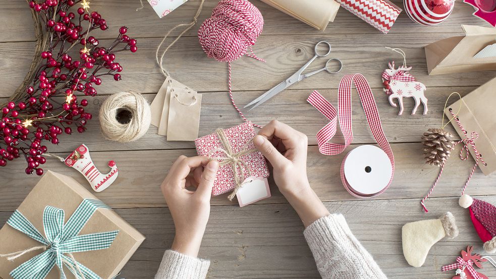 Um Geschenke einzupacken, gibt es viele kreative Möglichkeiten. Foto: iStock/seb_ra