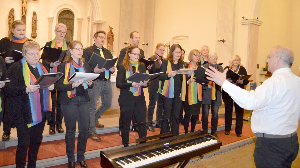Der Chor „Molekül“ mit Holger Niestroj als Dirigenten beim Advents- und Weihnachtskonzert in der Kirche St. Bonifatius auf. Foto: Weers