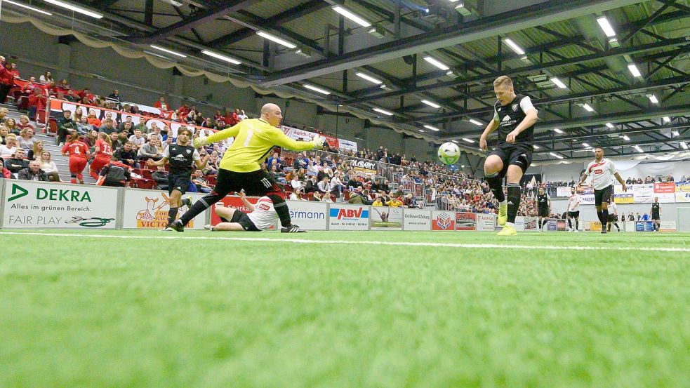 Die Sparkassen-Arena in Aurich wird beim Aurich-Cup wieder zur Fußball-Arena. Es wird auch extra für die zehn Spieltage ein Kunstrasen verlegt. Archivfoto: Barth