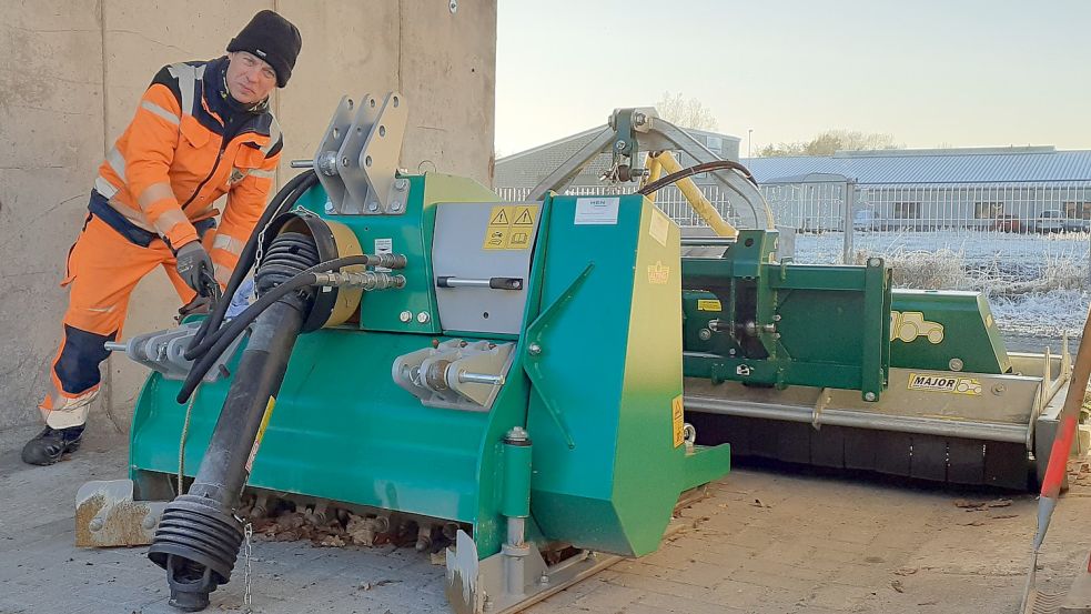 Bauhofmitarbeiter Lothar van Geuns ölt die Schotterwegepflegefräse. Foto: Scherzer