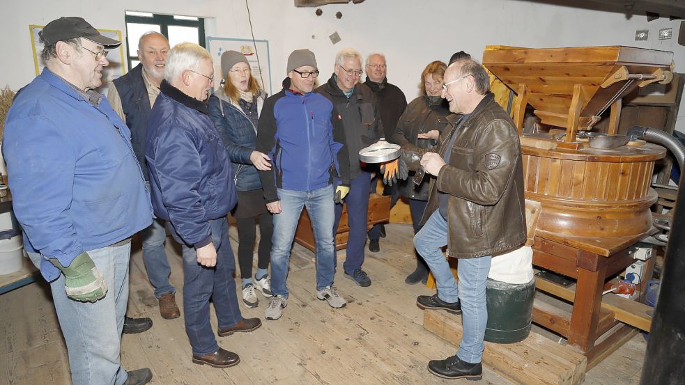 In der Barßeler Windmühle schauten sich die zukünftigen freiwilligen Müller um. Barßels Freiwilligen Müller Franz Cloer gab Erläuterungen. Foto: Passmann